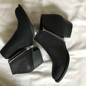 BLACK BOOTIES